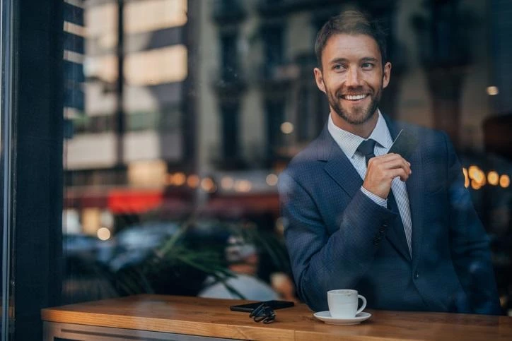 mężczyzna w garniturze