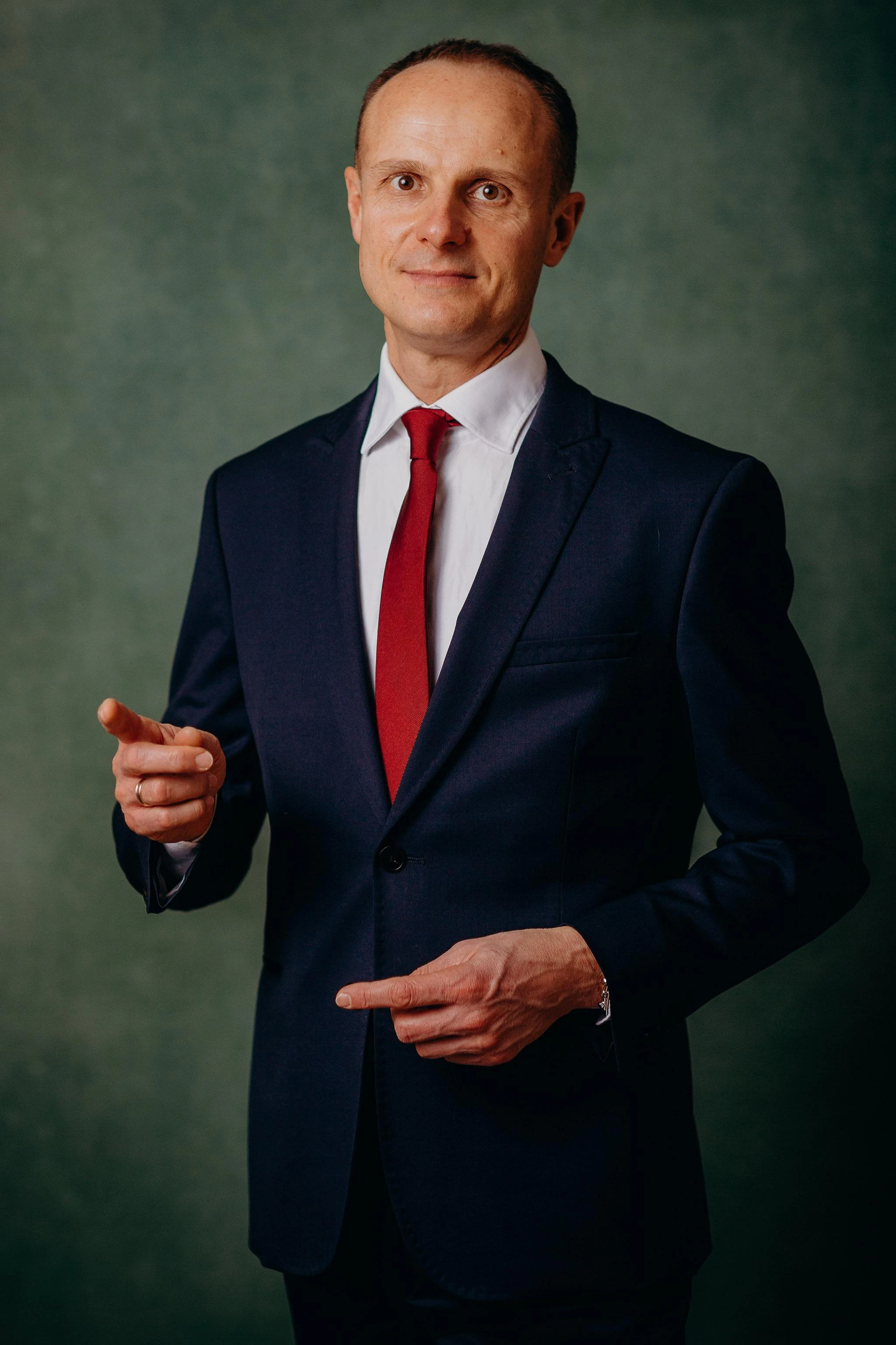 mężczyzna w garniturze