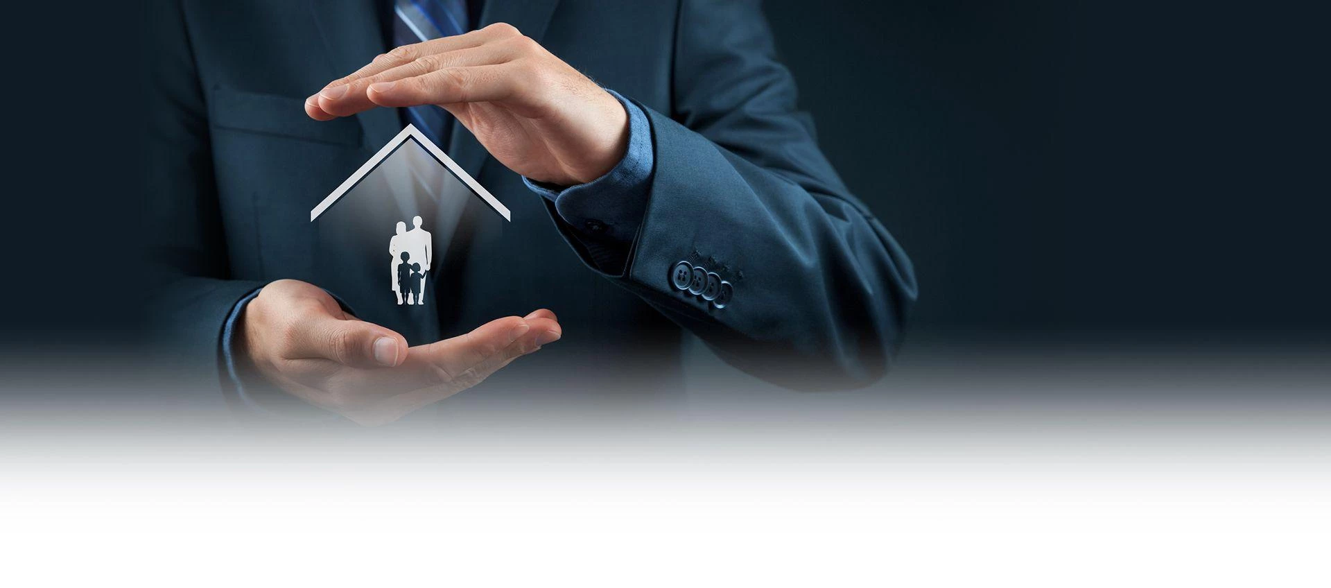 Slajd 3 - domek trzymający w dłoniach