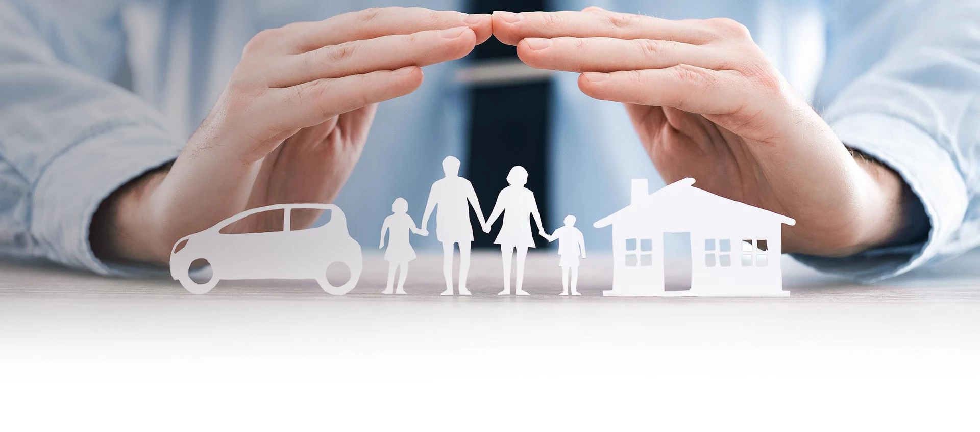 Slajd 4 Papierowa rodzina z domem i samochodem