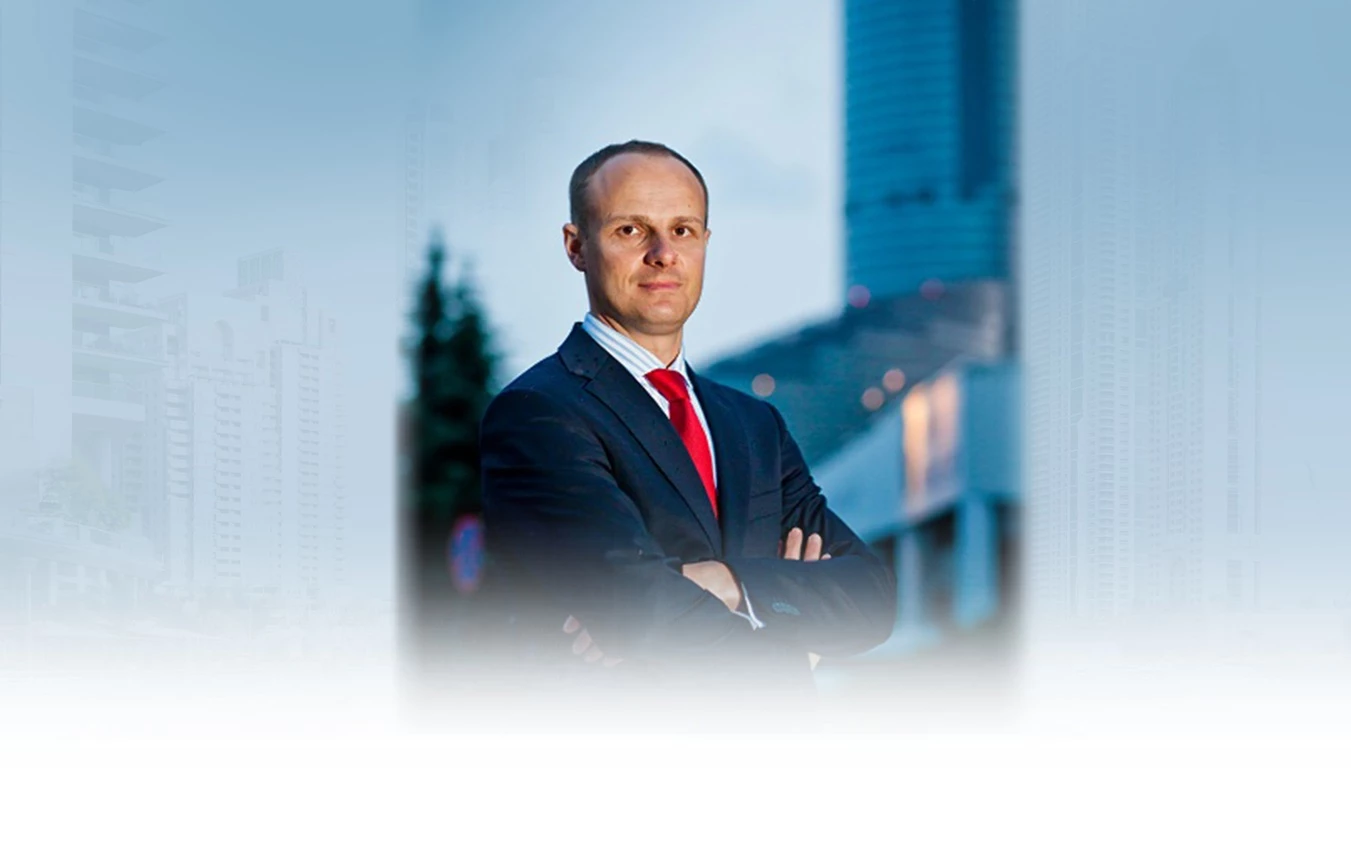 człowiek w garniturze